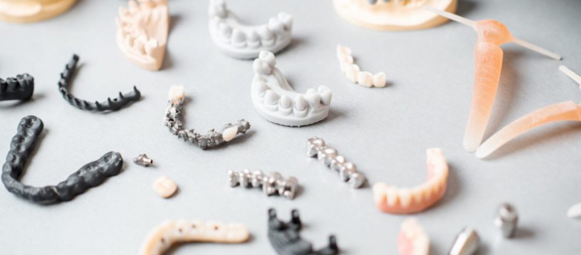 artificial-jaw-models-with-dental-implants-75B5H9D (1)